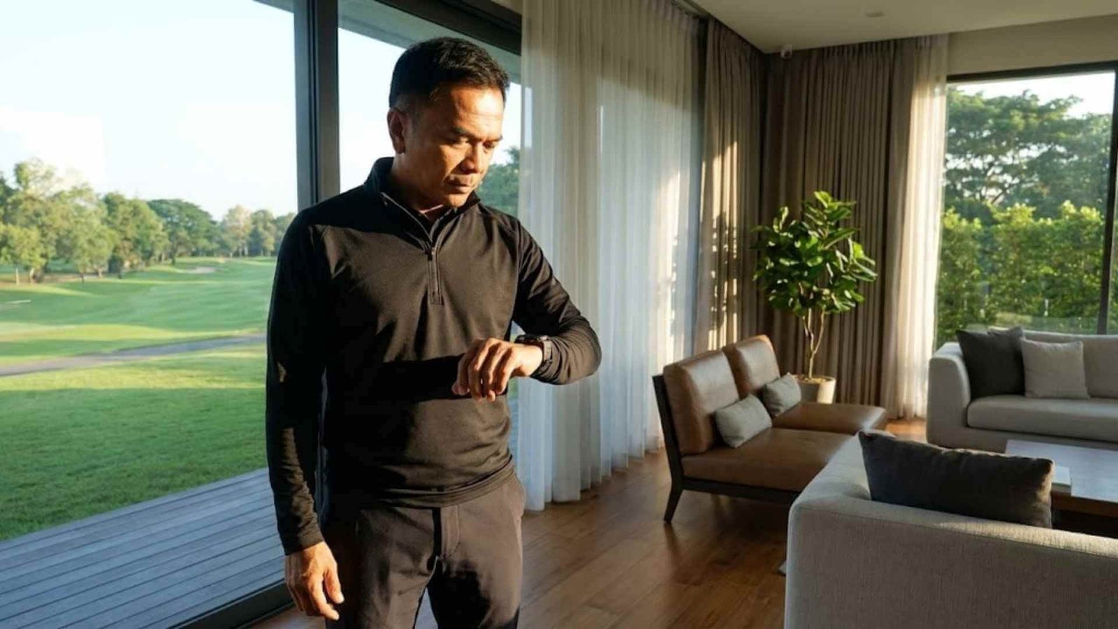 ผู้ชายวัยทำงานในชุดออกกำลังกายกำลังตรวจสอบสุขภาพ สื่อถึงปัญหาการลดน้ำหนักและดูแลรูปร่างในยุคปัจจุบัน