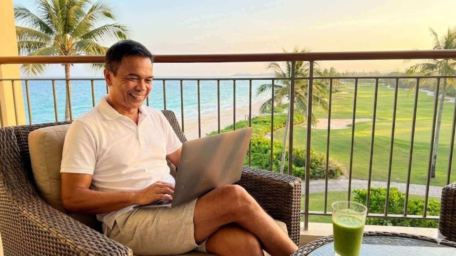 ไลฟ์สไตล์บล็อกเกอร์ทำงานอย่างอิสระในสถานที่ท่องเที่ยว สื่อถึงผลลัพธ์ของการมีสุขภาพดีที่นำไปสู่ความมั่งคั่งและอิสรภาพ