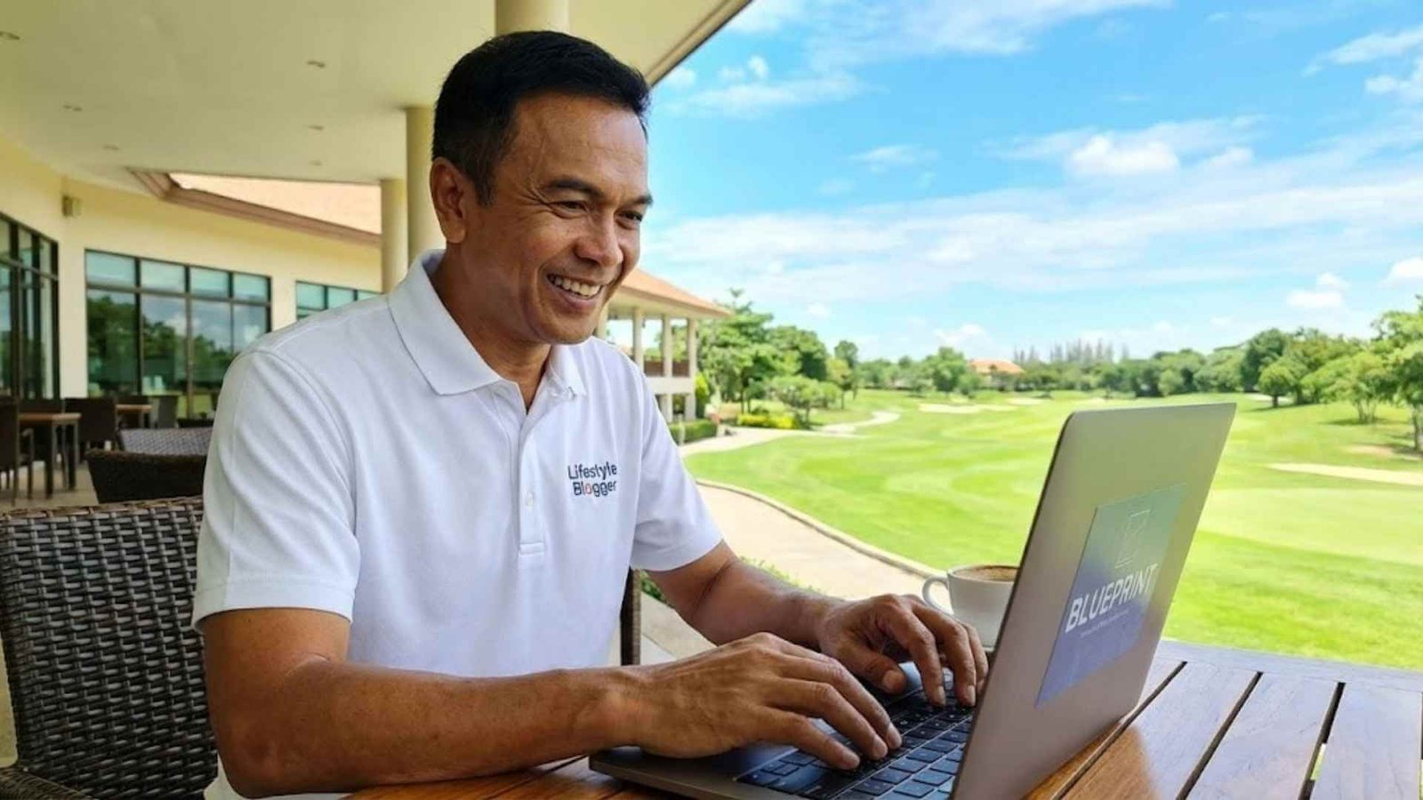 ไลฟ์สไตล์บล็อกเกอร์ทำงานผ่านแล็ปท็อปที่สนามกอล์ฟ สื่อถึงอิสรภาพทางเวลาและการสร้างรายได้จากสิ่งที่รัก